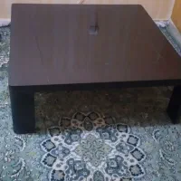 میز چوبی،وسط مبل روش شیشه خوره