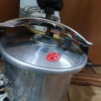 زودپز موسوی  نو 8. لیتری قدیمی  اصلا استفاده نشد