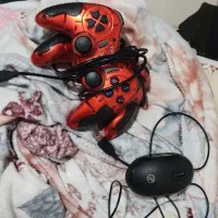 یک جفت دسته و یک موس کامپیوتر