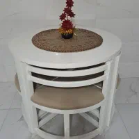 میز ناهارخوری تمیز و سالم و نو می باشد.