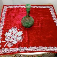 یک رومیزی مخمل سوزنی با تنگ قدیمی عتیقه بسیار زیبا