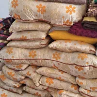 تعدادی بالشت در سایز های مختلف و پتو