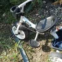 سه چرخه و صندلی ماشین