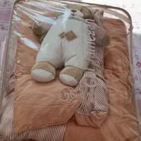 سرویس تشک لحاف نوزاد سه تکه نو با عروسک رو نصب شده|اسباب و اثاث بچه|ملایر, |دیوار