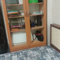 کتابخانه و میز تلفن