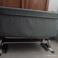 گهواره کودک کنارتخت مادر