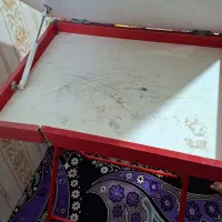 میز تحریر قرمز