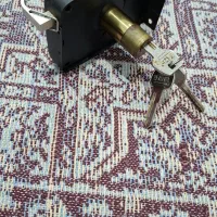قفل در بزرگ حیاط