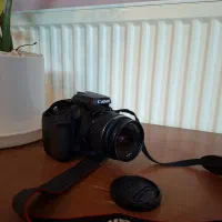 دوربین کَنُن ، همراه با سه پایه