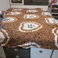 تخت دو نفره با خوشخواب و دو تا میز کنار تختی