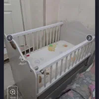 تخت کنار مادر