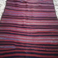 یک گلیم دستبافت تمیز و سالم