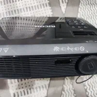 پروژکتور ricoh همراه با پایه
