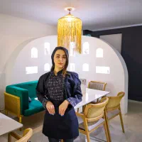 لباس سرآشپز مدل کوردن بلو، طرح بشقاب مشکی