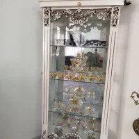 ساعت دیواری و بوفه ویترین تر و تمیز