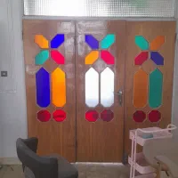 در چوبی قدیمی شیشه رنگی