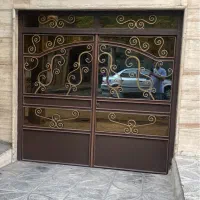 در پارکینگ و حیاط