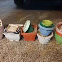 گلدان خالی سفالی و پلاستیکی