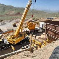 استاد کار و کارگر کارخانه سنگ شکن