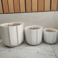 تعدادی گلدان سفالی و سرامیکی و پلاستیکی