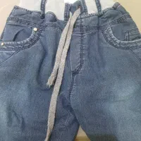 تعدادی شلوار جین
