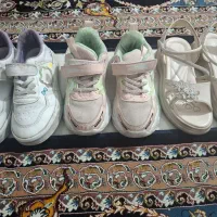تعدای کفش بچه گانه در حد نو