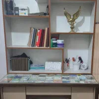 میز تحریر و کتابخانه