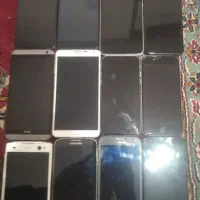 تعدادی گوشی لمسی اندروید و دکمه‌ای ساده