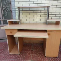میز تحریر و کامپیوتر