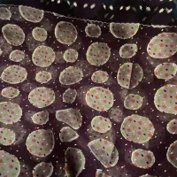 تعدادی پارچه و رو بالشت و دم کنی