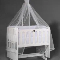 تخت و گهواره چوبی کنار مادر همراه با روروک