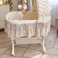 گهواره کنار تخت مادر