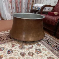 دیگ‌مسی کاملا سالم و قدیمی با طراحی دامنی و خاص