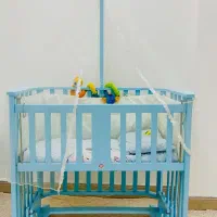 تخت کودک کنار مادر . جنس چوب خوب در کنگان