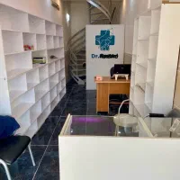 فروش سه قفسه چوبی همراه با پیشخوان