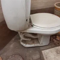 توالت فرنگی کنارش یه ذره شکسته