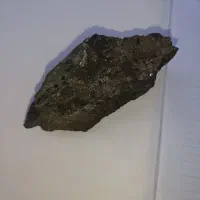 مشکوک به شهاب سنگ جذب آهنربا داره