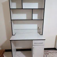 میز تحریر و کتابخانه