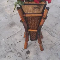 گلدان همراه با گل مصنوعی