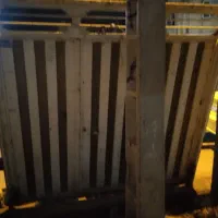 یک درب سالم ویلایی بفروش می‌رسد.