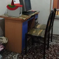 یک دستگاه کامپیوتر قدیمی همراه با میز و صندلی|رایانه رومیزی|کوه چنار, |دیوار