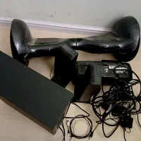 یک بلندگو و یک رادیو و تعدادی کابل و یک هاوربرد