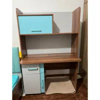 میز تحریر و کتابخانه