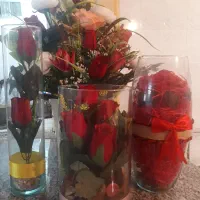 تعدادی گل مصنوعی با کارت