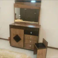 تخت دو نفره به همراه پاتختی و آینه و دراور