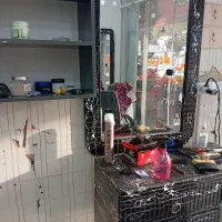 دو عدد آینه با میز