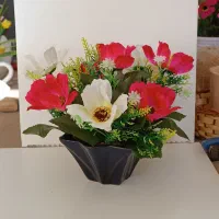 گلدان ستاره ای با گل های شقایق