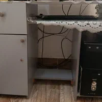 میز تحریر و کامپیوتر