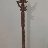 یک عدد جا لباسی چوبی