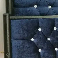 دو تا تخت یک نفره و کمد دو تیکه بچه در حد